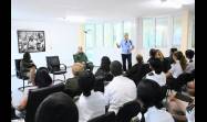 El jefe de Estado sostuvo un emotivo diálogo con estudiantes, graduados, directivos y profesores de la escuela.