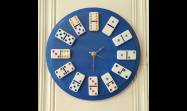 Un reloj intervenido artísticamente por ti, va más allá de un objeto que mide el tiempo y se convierte en un recordatorio de esa pausa que decidiste tomar para confeccionar, con lo que ya tienes, algo nuevo y hermoso.