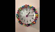 Un reloj intervenido artísticamente por ti, va más allá de un objeto que mide el tiempo y se convierte en un recordatorio de esa pausa que decidiste tomar para confeccionar, con lo que ya tienes, algo nuevo y hermoso.
