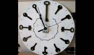 Un reloj intervenido artísticamente por ti, va más allá de un objeto que mide el tiempo y se convierte en un recordatorio de esa pausa que decidiste tomar para confeccionar, con lo que ya tienes, algo nuevo y hermoso.
