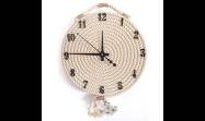 Un reloj intervenido artísticamente por ti, va más allá de un objeto que mide el tiempo y se convierte en un recordatorio de esa pausa que decidiste tomar para confeccionar, con lo que ya tienes, algo nuevo y hermoso.