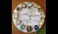 Un reloj intervenido artísticamente por ti, va más allá de un objeto que mide el tiempo y se convierte en un recordatorio de esa pausa que decidiste tomar para confeccionar, con lo que ya tienes, algo nuevo y hermoso.
