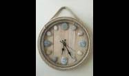 Un reloj intervenido artísticamente por ti, va más allá de un objeto que mide el tiempo y se convierte en un recordatorio de esa pausa que decidiste tomar para confeccionar, con lo que ya tienes, algo nuevo y hermoso.
