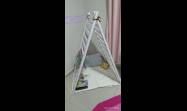 Para los niños, un rincón especial puede ser una tienda cónica o tipi de madera.
