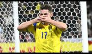 Vyktor Gyokeres celebra con su habitual gesto de la máscara su gol contra Polonia. 