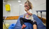 Un niño palestino herido en un ataque aéreo israelí contra la zona de al-Mawasi, en Jan Yunis, el 5 de octubre de 2026. Foto: APA Images vía Reuters