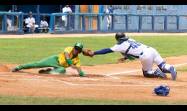Los Leones de Industriales sufrieron este lunes su primer revés en la 65 Serie Nacional de Béisbol, al caer 9-0 ante los Vegueros de Pinar del Río en el Estadio Latinoamericano.