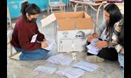 Dos miembros de una mesa electoral en Quito  cuentan los votos