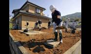 Voluntarios trabajan para descontaminar el suelo de un jardín de casa en la prefectura de Fukushima.