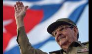 Presidente de Cuba felicita a Raúl Castro