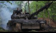Soldados ucranianos en un tanque recorren la carretera hacia sus posiciones en Donbass
