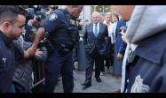 Bob Menendez y su esposa salen de la corte