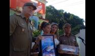Sabrina junto a sus padres y el Héroe de la República, el primer coronel Orlando Cardoso Villavicencio (izquierda).