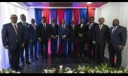 El primer ministro interino, Michel Patrick Boisvert, quinto desde la izquierda, posa para una fotografía grupal con miembros de un consejo de transición encargado de seleccionar un nuevo primer ministro y gabinete, en Puerto Príncipe