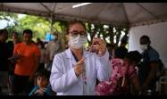 El servicio de salud pública de Brasil realiza una campaña de vacunación contra el dengue