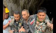 Militares trasladan a un ciudadano chino rescatado de un túnel de 225 metros en el proyecto hidroeléctrico Upper Trishuli-1, en Rasuwa, tras las inundaciones