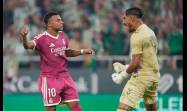 Álvaro Valles celebra en la cara de Kylian Mbappé una parada que vale tres puntos.