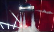 Al nuevo Tesla Roadster lo hicieron saltar sobre varios coches aparcados