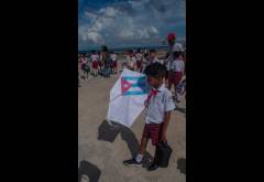 Pioneros de Cuba alzan papalotes contra el bloqueo