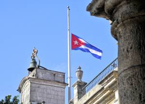 Bandera cubana ondea a media asta por duelo nacional.