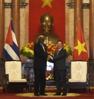 En la segunda jornada de su visita oficial a Vietnam