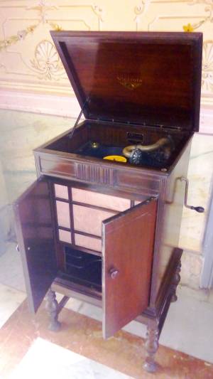 El antiguo gramófono tiene casi un siglo 