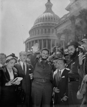 Fidel saluda, sonriente, frente al Capitolio en Washington. 