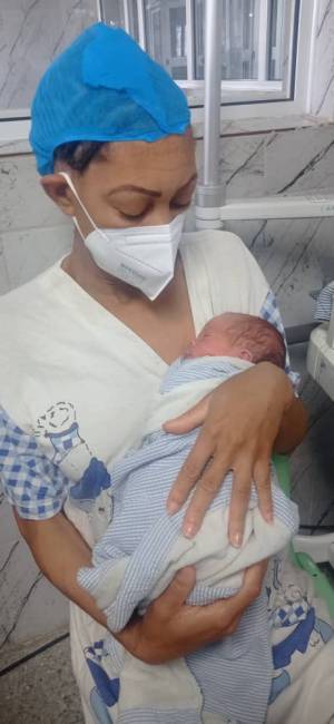 Madre cubana con su bebé