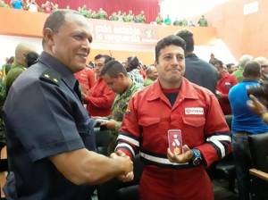 Otorga la Medalla de la Amistad a los integrantes de las Fuerzas de Venezuela y México que colaboraron en la extinción del siniestro.