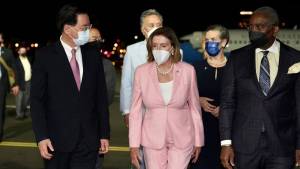 Nancy Pelosi (al centro) llegó a Taiwán este martes