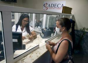 Cadeca cuenta con 37 oficinas en el país aprobadas para ofrecer servicios de venta de MLC a la población.