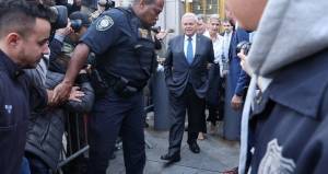 Bob Menendez y su esposa salen de la corte