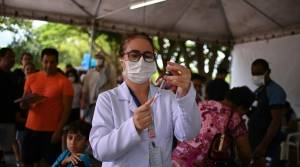 El servicio de salud pública de Brasil realiza una campaña de vacunación contra el dengue