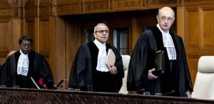 Los jueces de la Corte Internacional de Justicia a su llegada este martes a la sala de audiencias