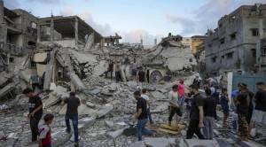 Ciudades como Deir al Balah han recibido ataques aéreos israelíes en meses previos, sufriendo cuantiosos daños humanos y materiales