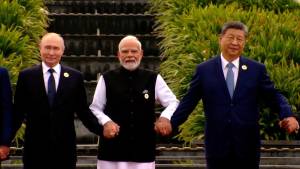 Emblemática imagen de la 18va. Cumbre de los Brics: Putin, Modi y Xi se dan la mano.