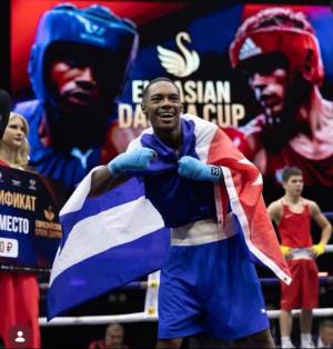 Iverson Acosta venció en sus tres combates en Rusia.