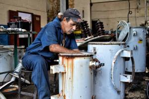 Cada equipo que reconstruyen a pulso devuelve la luz a hospitales, escuelas y barrios
