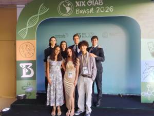 Sus experiencias en eventos como la pasada Olimpiada Iberoamericana de Biología han enseñado a David de Jesús Dominica Pérez (primero a la derecha) a nunca desanimarse ante un mal resultado.