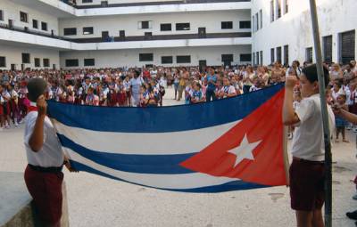 Saludando la bandera en el acto de inicio del curso escolar