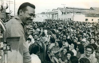 Juan Almeida junto al pueblo cubano