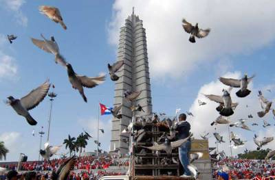 El vuelo de las palomas adornó el Primero de Mayo