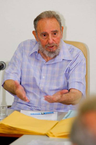 Visita Fidel el Centro de Estudios de la Economía Mundial