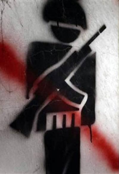Guerra pintada en una pared de Kabul