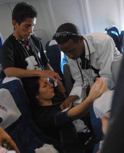 Jóvenes fueron asistidos por doctores-delegados en el vuelo