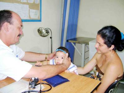 Visita médica a la niña Camila Rodríguez