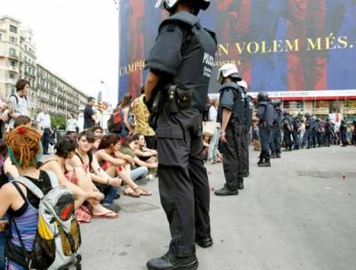 Policía desaloja a «indignados» en Barcelona