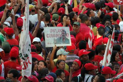 El pueblo recibe a Chávez