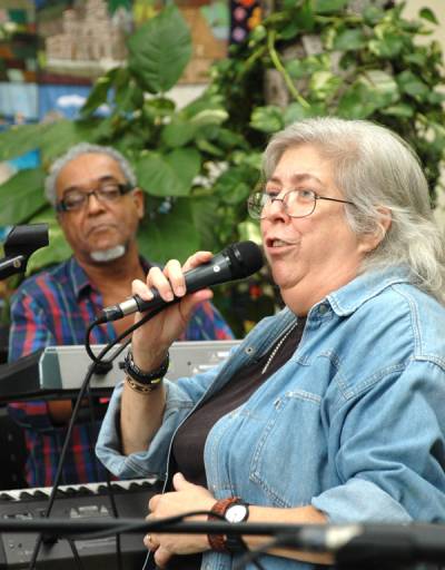 Sara González y el pianista Pucho López