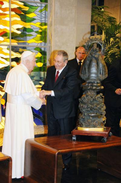 Papa Benedicto XVI y Raúl Castro intercambian obsequios 